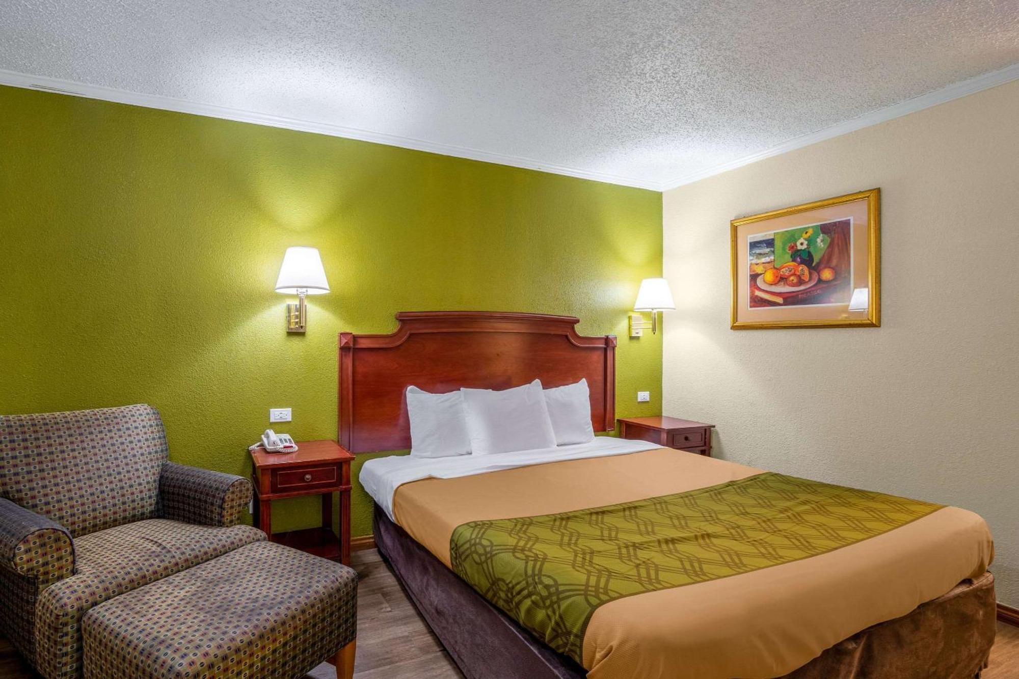 Rodeway Inn & Suites Fort Jackson Columbia Extérieur photo
