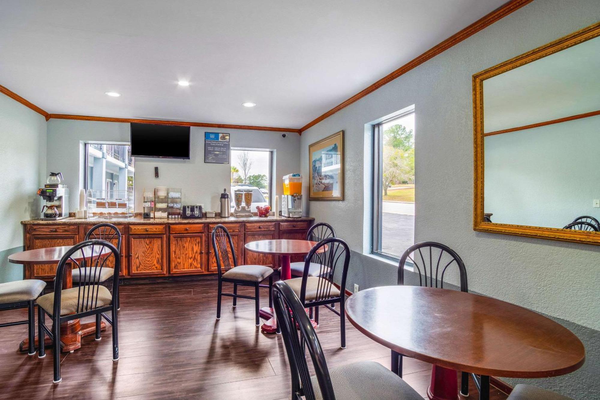 Rodeway Inn & Suites Fort Jackson Columbia Extérieur photo