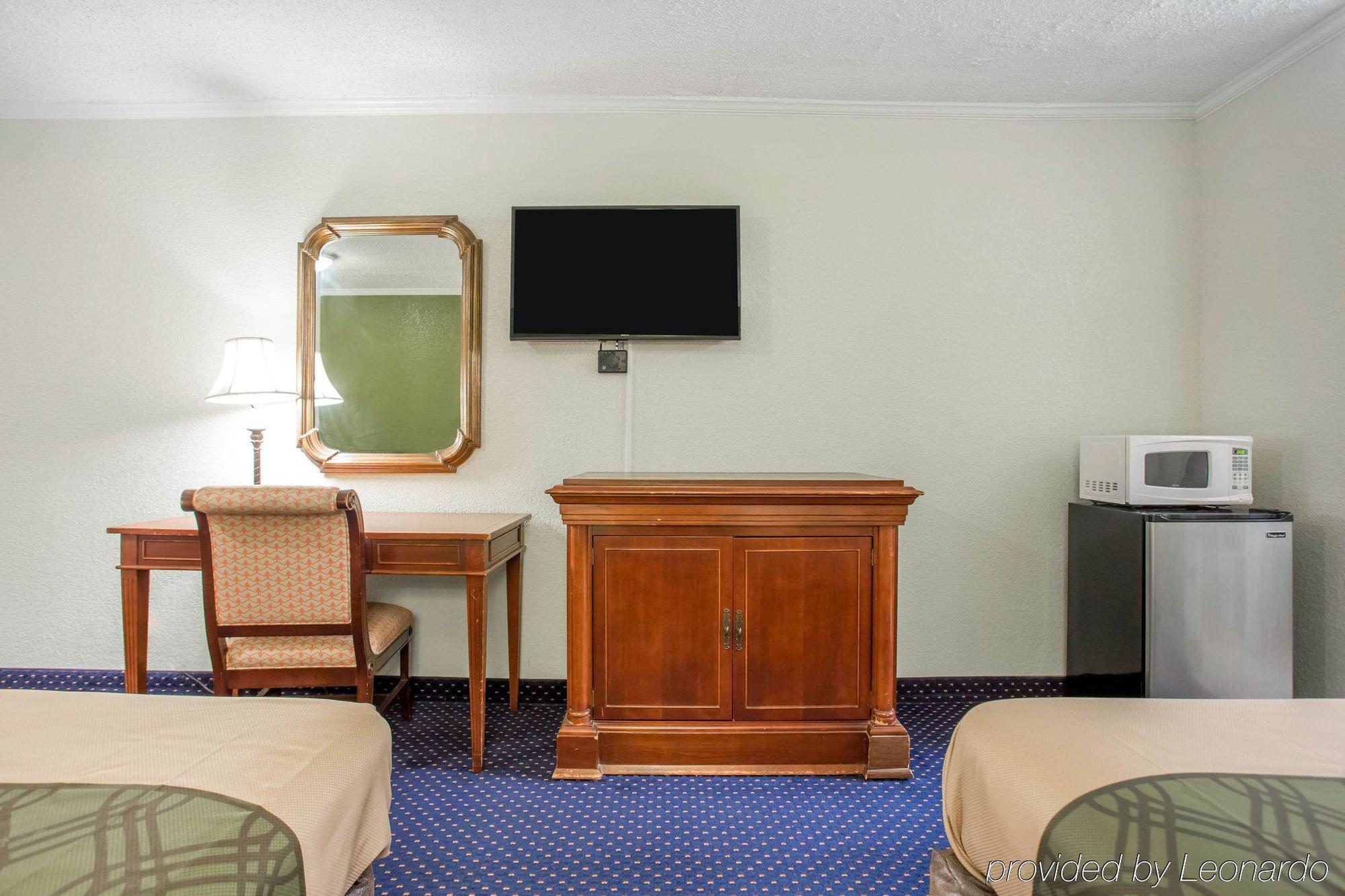 Rodeway Inn & Suites Fort Jackson Columbia Extérieur photo
