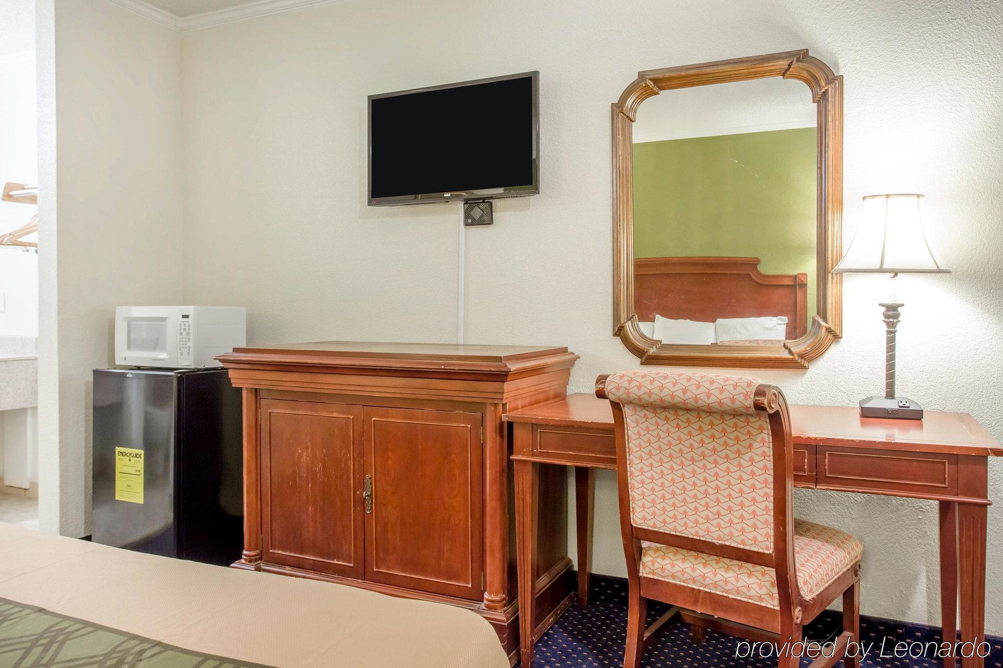 Rodeway Inn & Suites Fort Jackson Columbia Extérieur photo