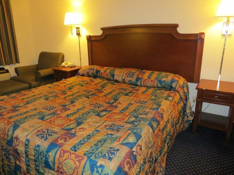 Rodeway Inn & Suites Fort Jackson Columbia Extérieur photo